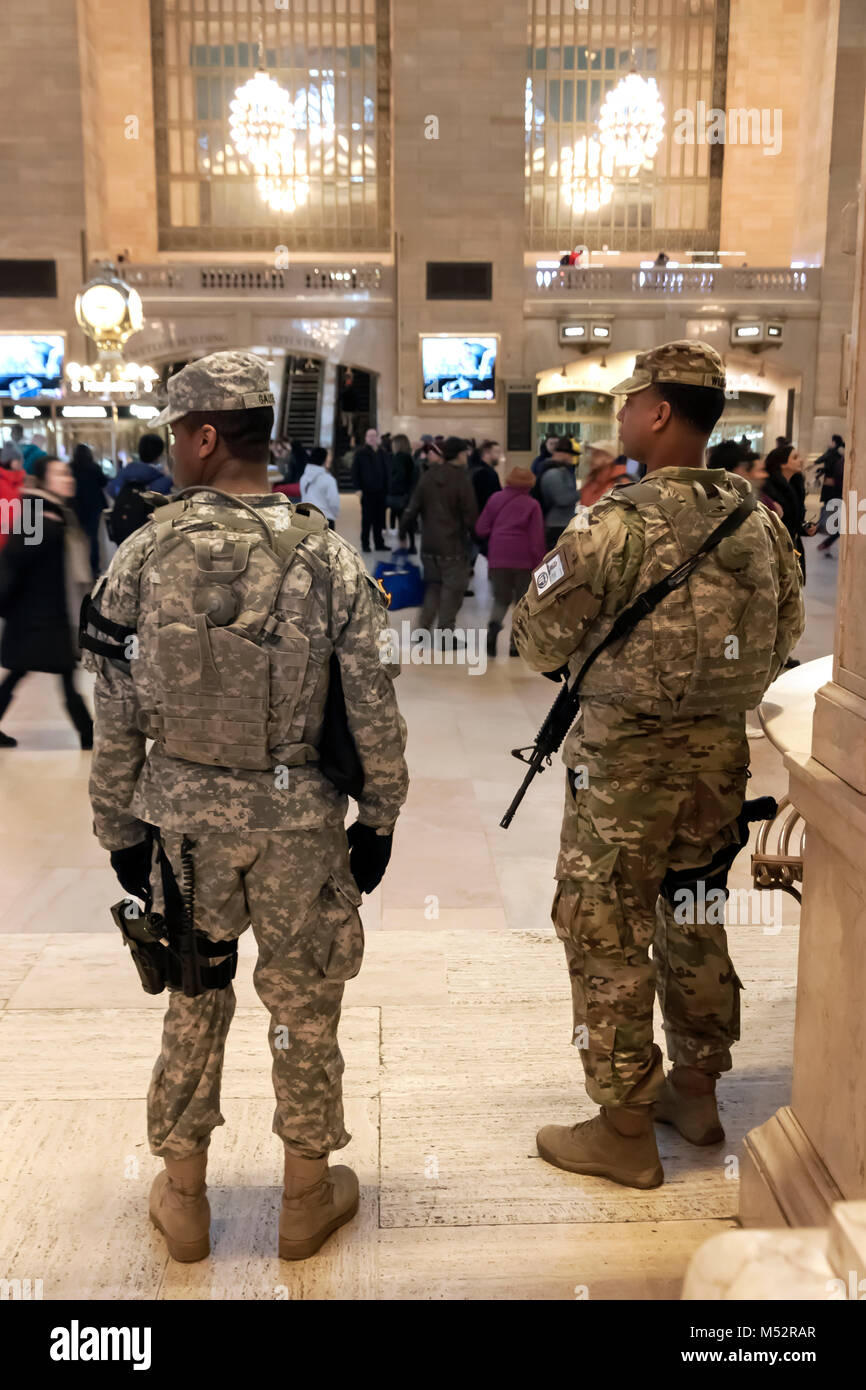 Esercito Nazionale guardie vegliare in Grand Central Station, New York, NY, STATI UNITI D'AMERICA Foto Stock
