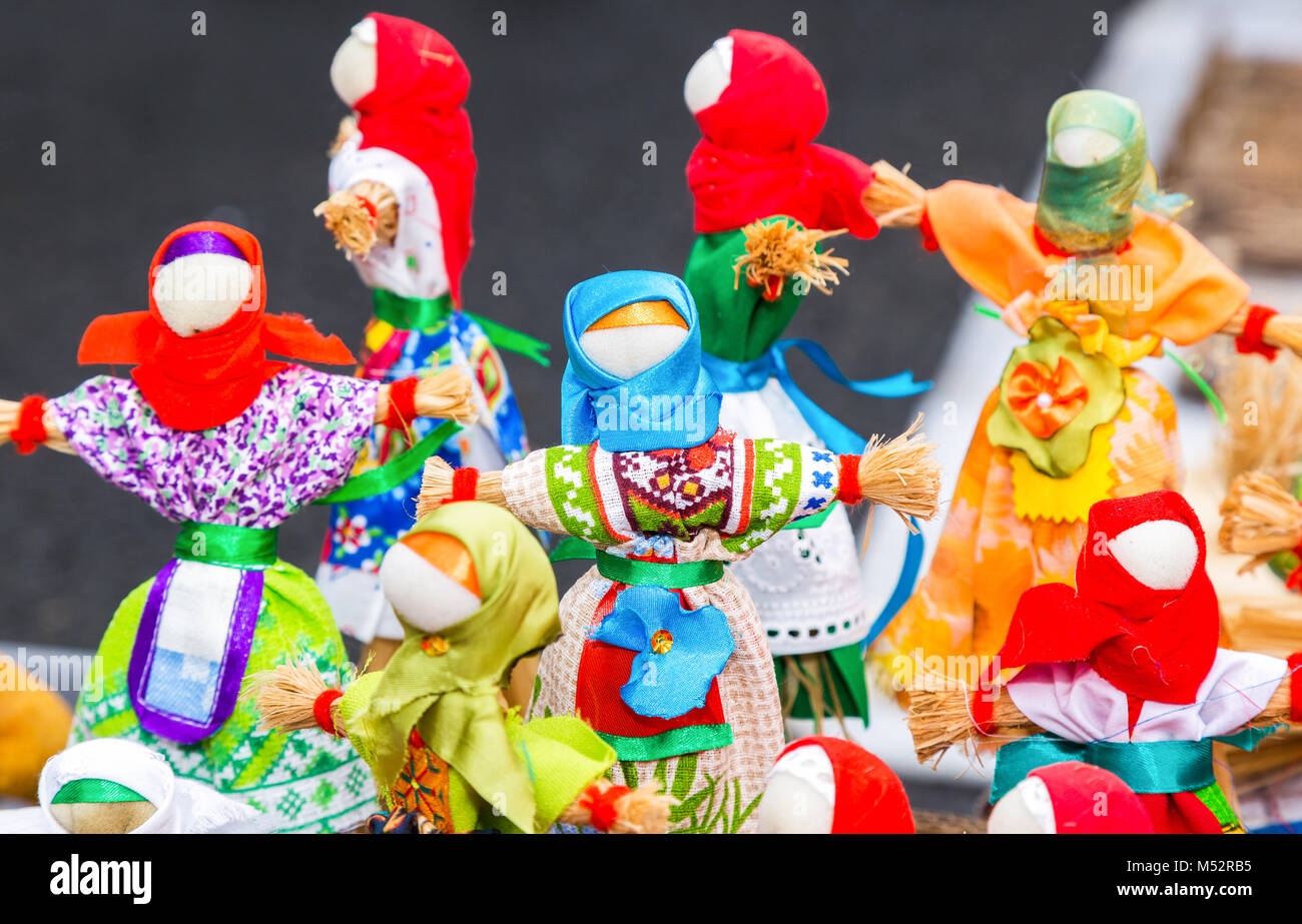 Tradizionale a mano bambole di paglia dono sulla Shrovetide Carnival. Maslenitsa o Pancake settimana in Russia Foto Stock