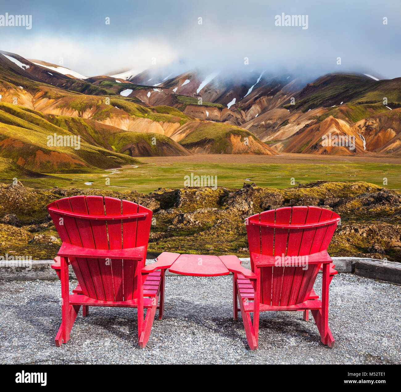 Due red chaise longue collegati da tabella Foto Stock