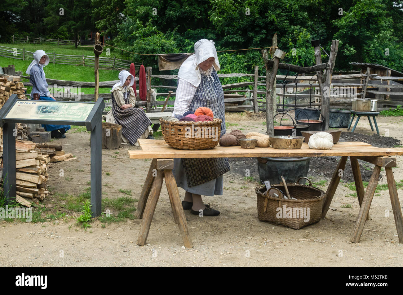 Old Sturbridge Village è un museo vivente situato in Sturbridge, Massachusetts, negli Stati Uniti, che ricrea la vita nelle zone rurali del New England assortiti Foto Stock