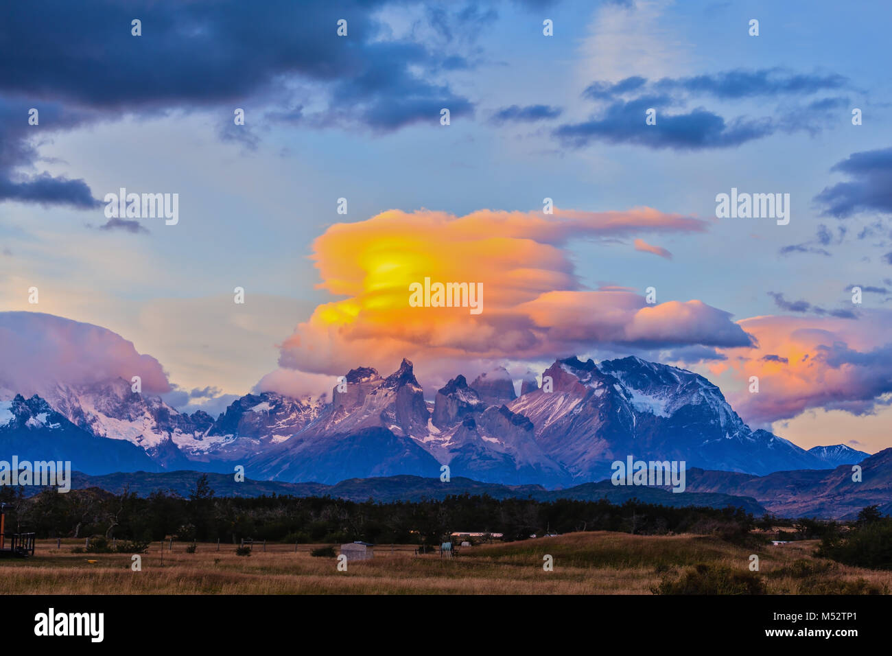 Incredibile tramonto nel parco Torres del Paine Foto Stock