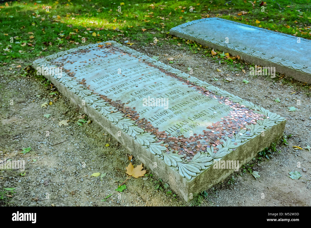 Poeta americano Laureate Robert Frost i resti sono sepolti nel cimitero accanto alla vecchia chiesa prima in Bennington, Vermont. Foto Stock