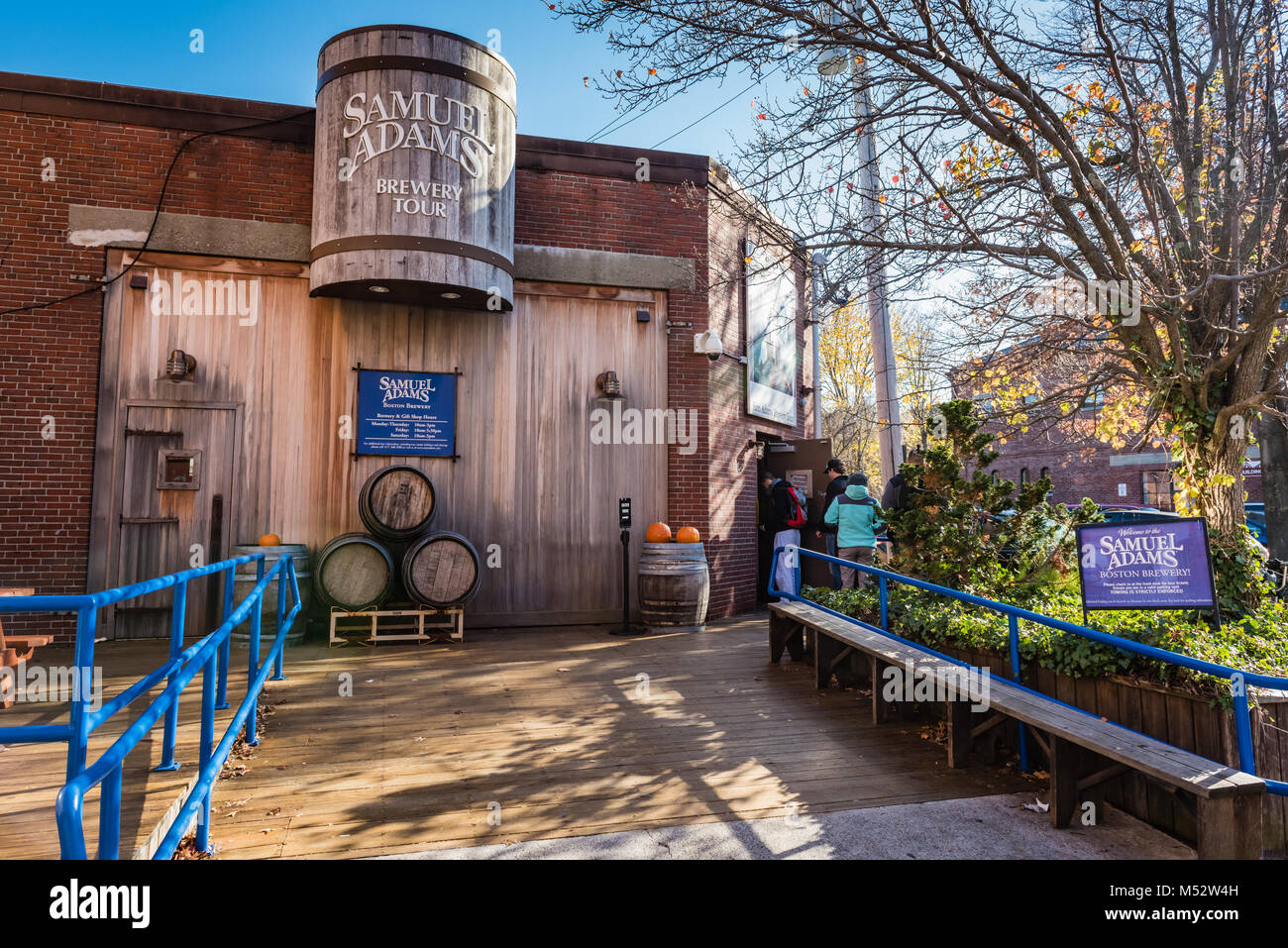 Ben noto produttore di birra con una lunga storia attira la gente del posto e i visitatori con visite guidate, degustazioni e un negozio di articoli da regalo al suo tini di filtrazione a Boston, Massachusetts Foto Stock