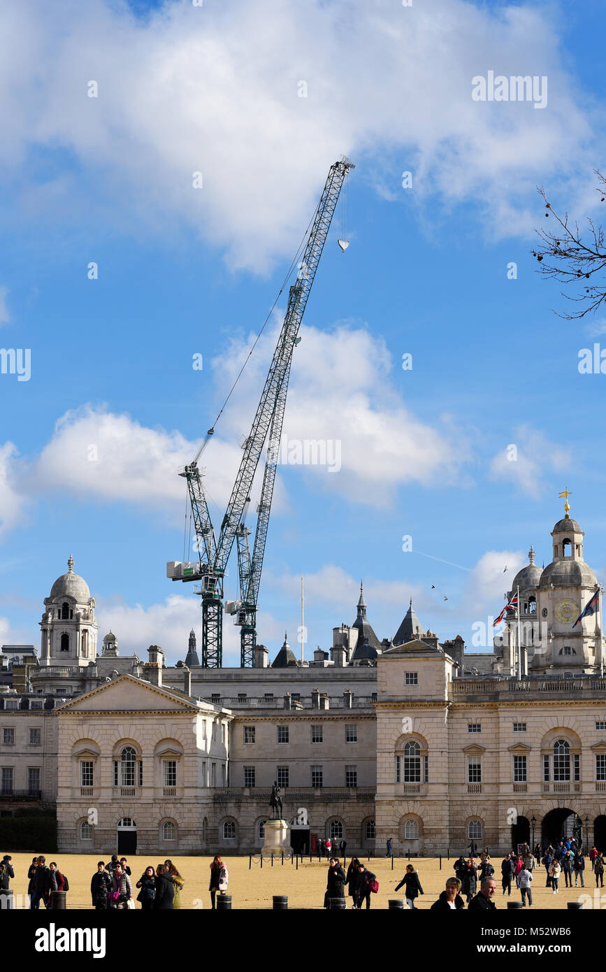 Vecchia guerra Edificio per uffici di Londra alla riqualificazione luxury hotel & residence dal gruppo Toureen per Raffles la catena del primo albergo nel Regno Unito. Costruzione Foto Stock
