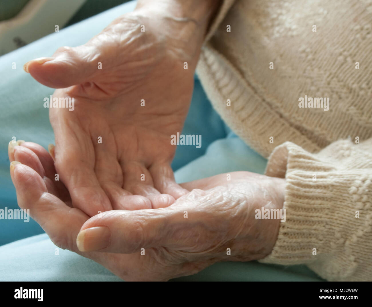 Senior Citizen con mani artritiche Foto Stock