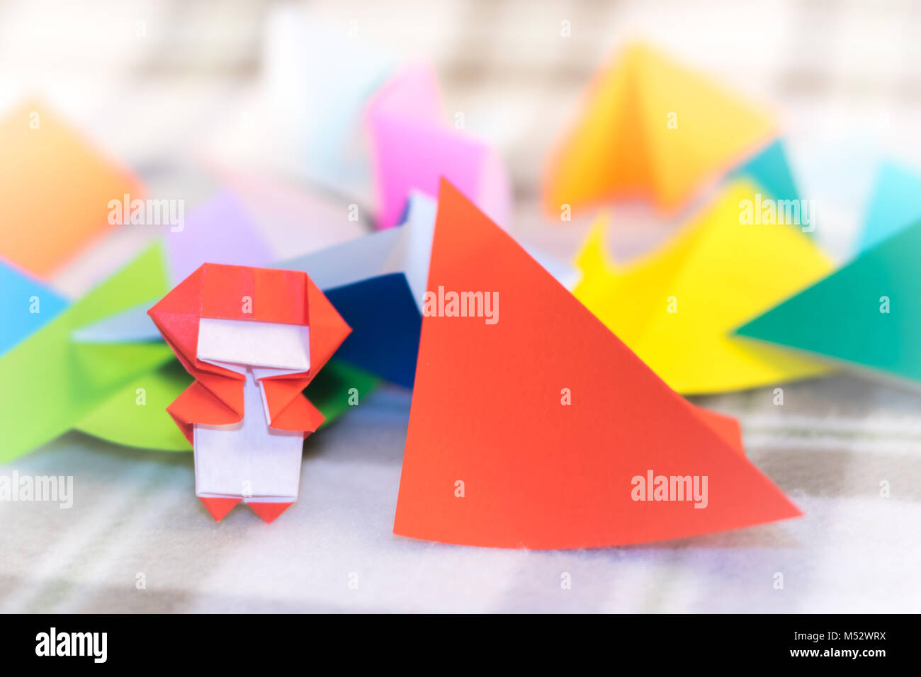 Il piccolo Ninja Kid sono come insegnamento per giocare Origami Foto Stock