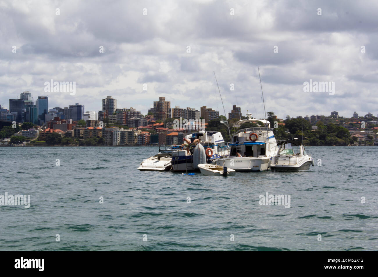 Sydney, Australia: barche sul Fiume Parramatta e la città di Sydney in background Foto Stock