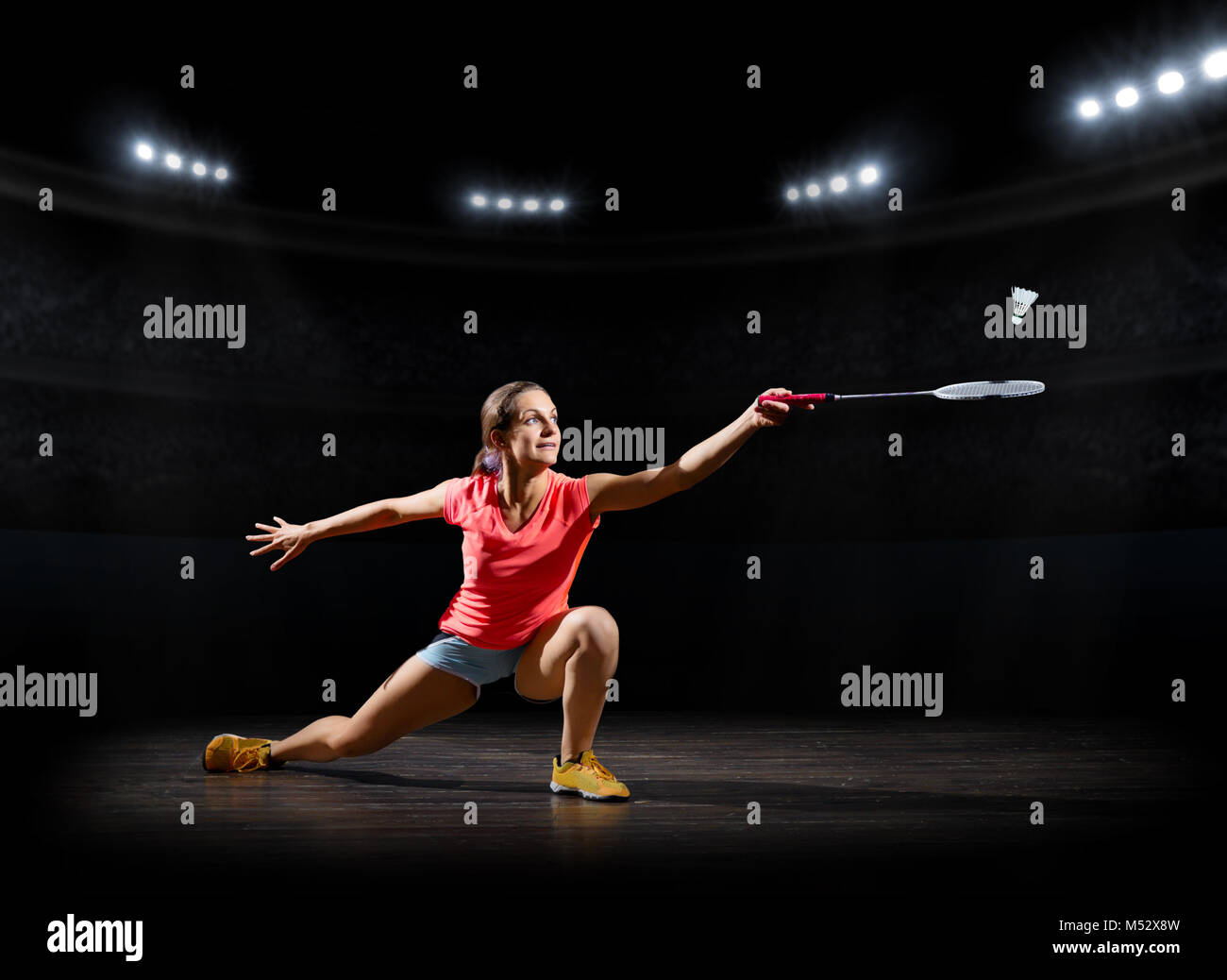 Giovane donna badminton player (sports hall ver) Foto Stock