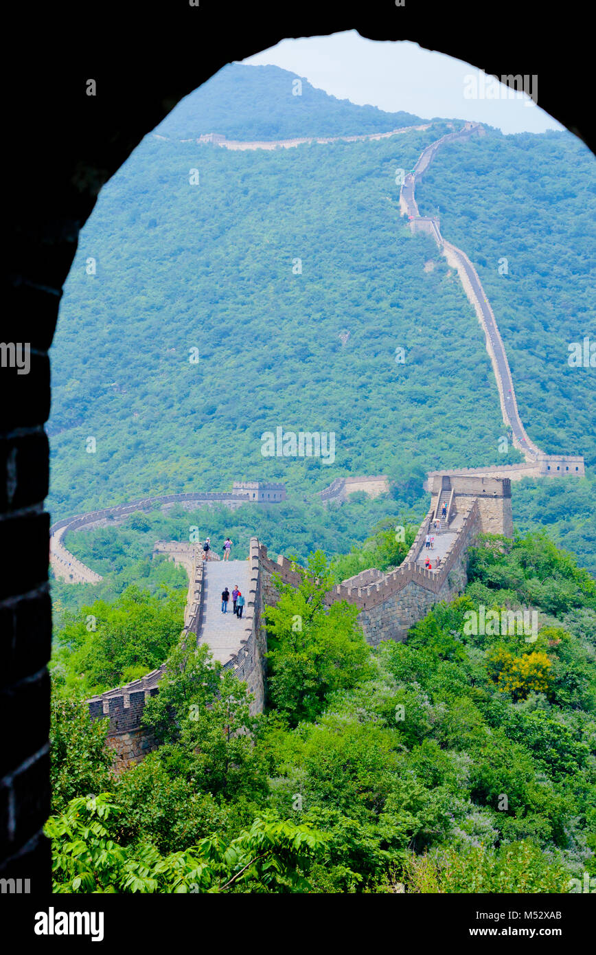 Muntianyu grande muraglia cinese vista attraverso l'arco Foto Stock