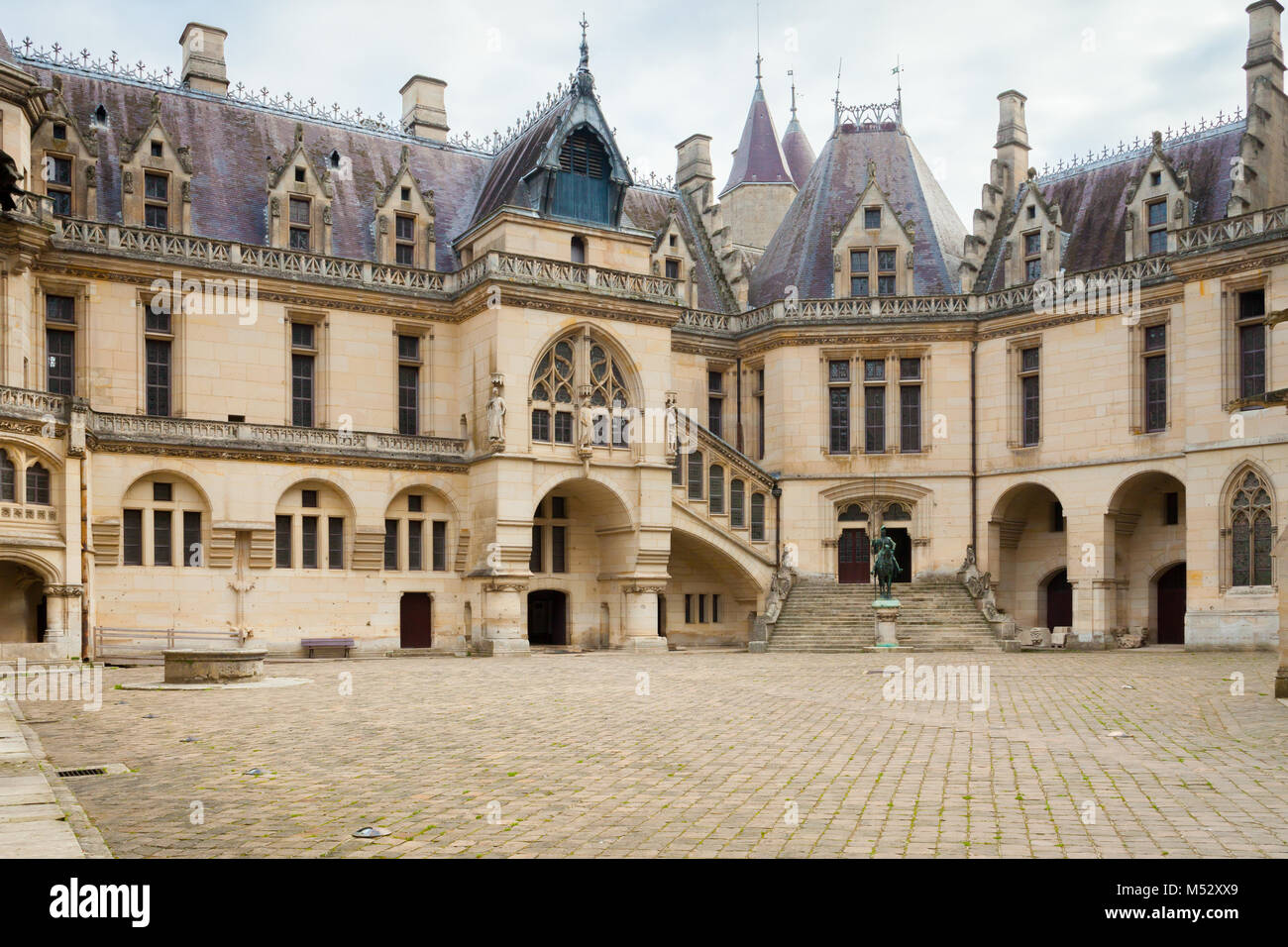 Cortile interno castello pierrefond Foto Stock