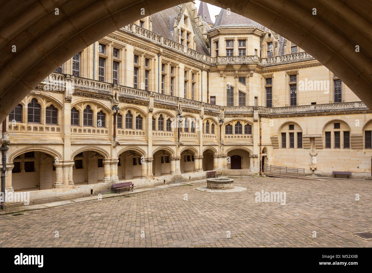 Casta pierrefond vista sul cortile interno da arc Foto Stock