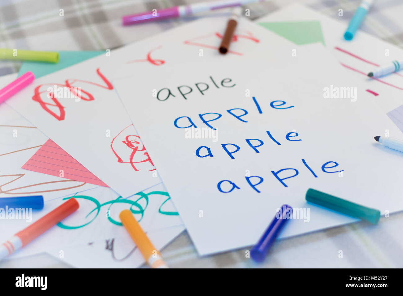 Inglese; Kids scrivendo il nome dei frutti per la pratica Foto Stock