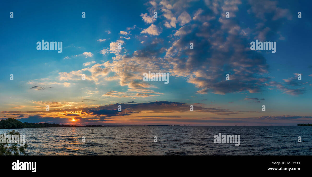 Un tramonto meraviglioso sul fiume in estate Foto Stock