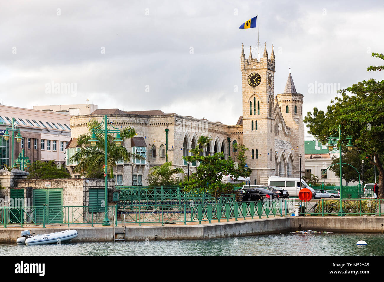 Bridgetown, Barbados - Gennaio 31th, 2018: vista del Parlamento dalla Costituzione fiume a Bridgetown waterfront. Foto Stock