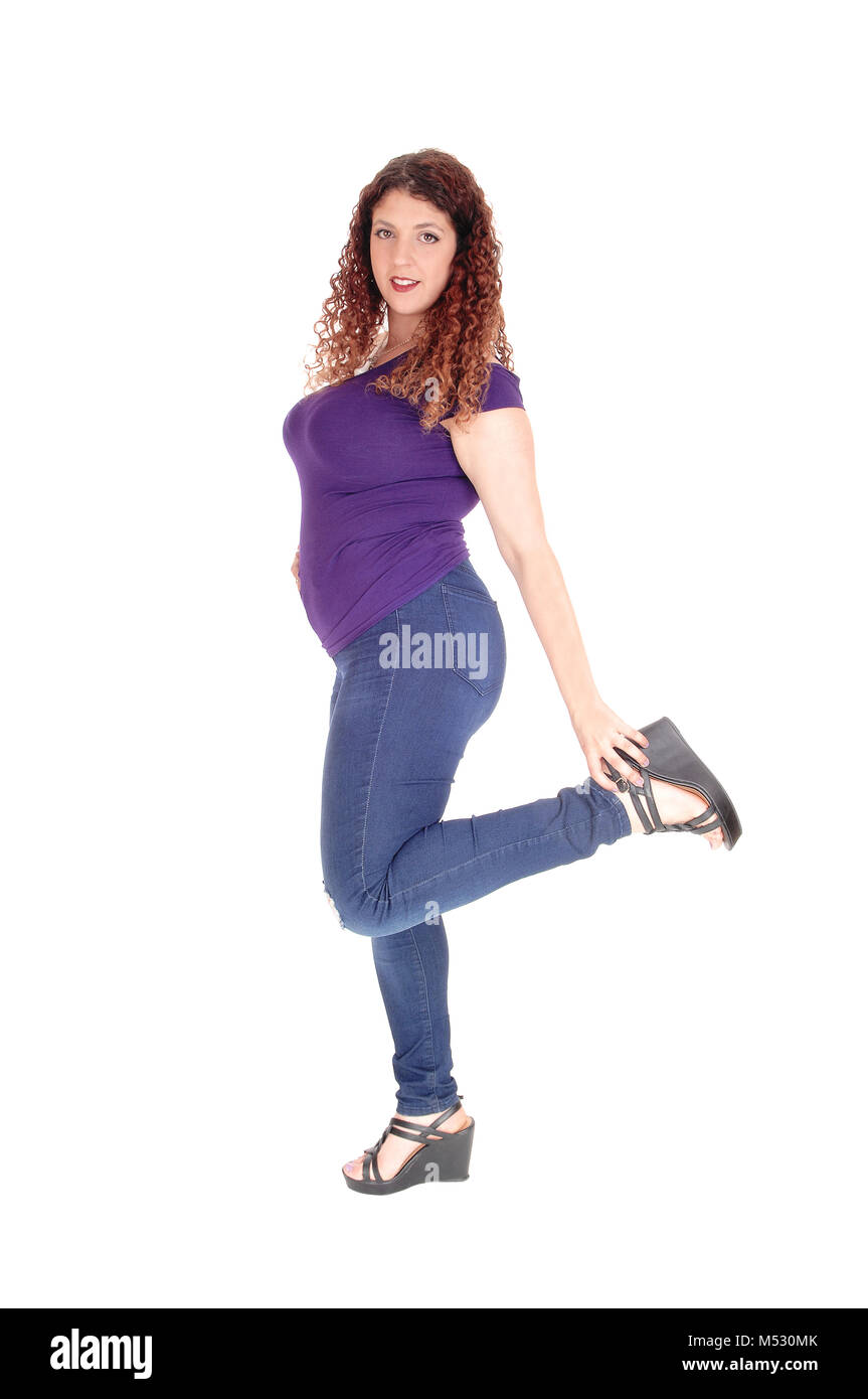 Curva donna in piedi di profilo con la gamba in alto Foto Stock
