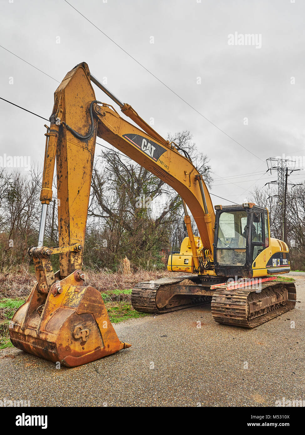 CAT 320C per impieghi pesanti digger, escavatore idraulico, un grande pezzo di macchinari da costruzione inattivi a Montgomery in Alabama USA. Foto Stock