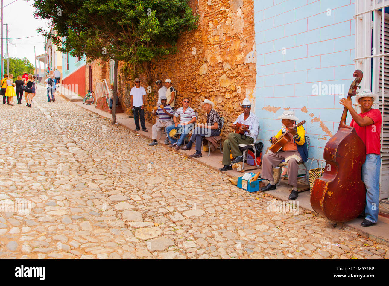 Banda musicale mostra su una strada di Trinidad Foto Stock