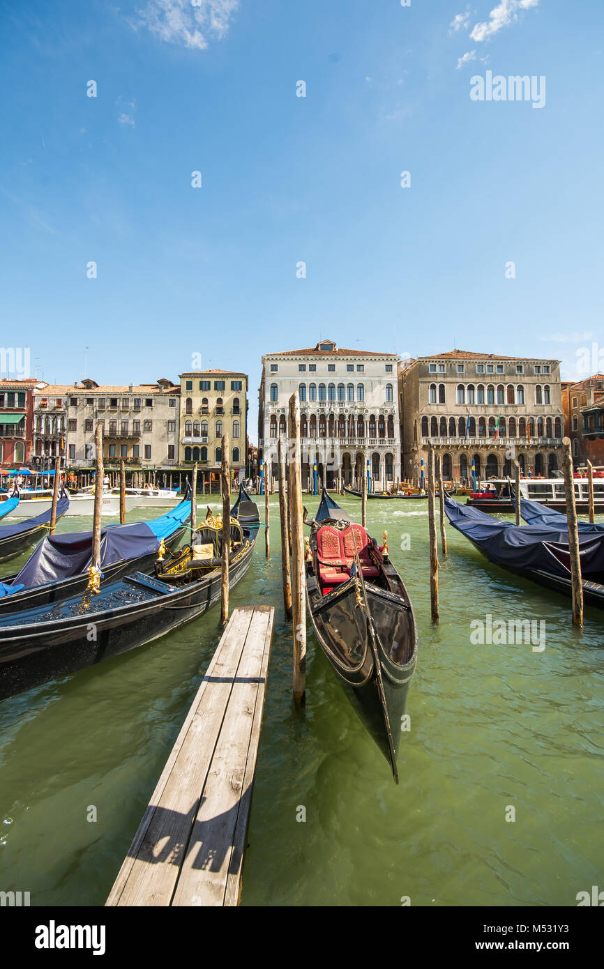 Il Canal Grande nel bellissimo splendida città di Venezia in Italia, venisia, Europa, gondole seduto nell'acqua coperto con telone Foto Stock