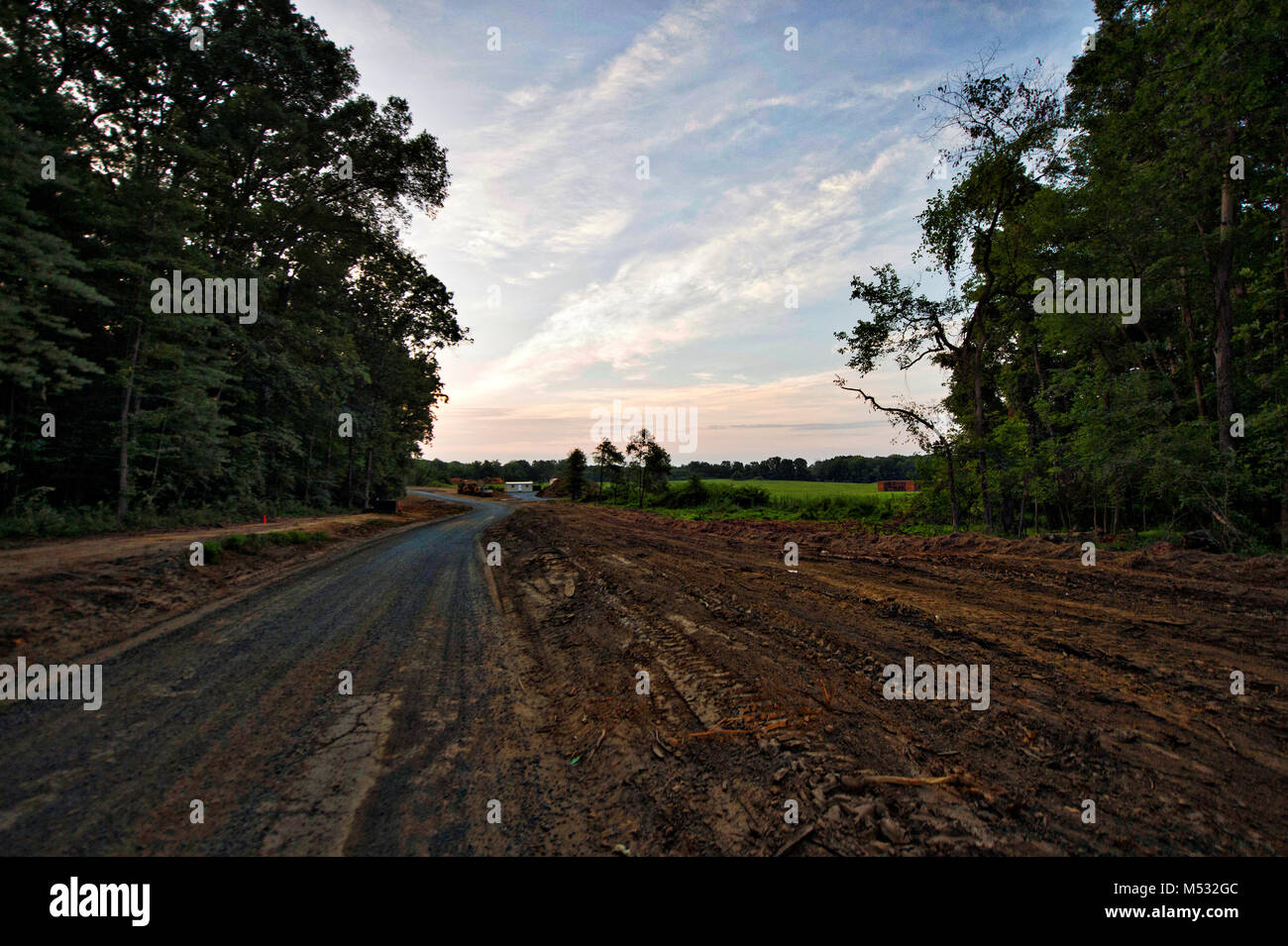 Stati Uniti - Luglio 22, 2017: Western Loudoun storico della strada di ghiaia noto come Allder School Road al di fuori del villaggio di Round Hill. Molti di di Foto Stock