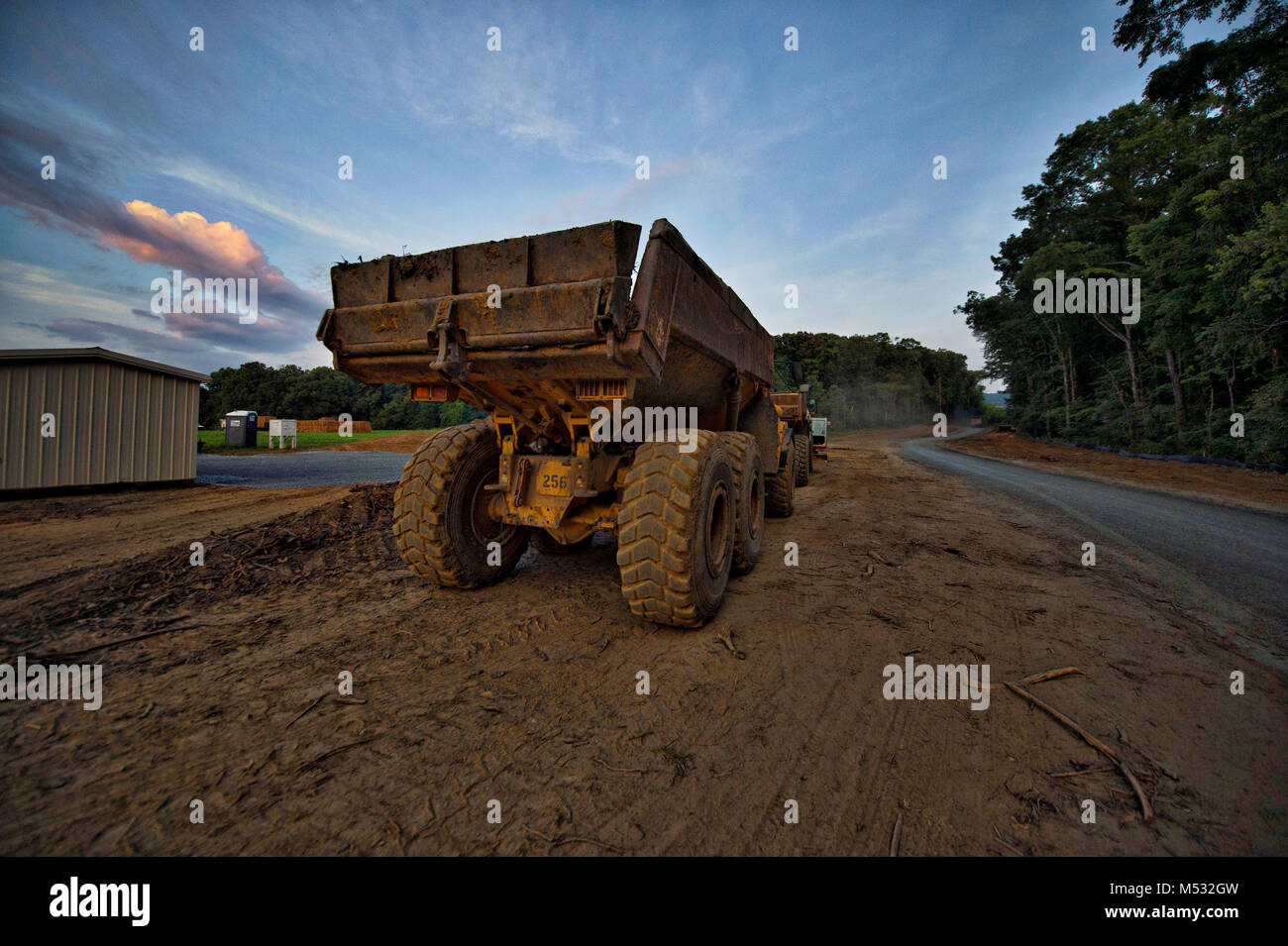 Stati Uniti - Luglio 22, 2017: Western Loudoun storico della strada di ghiaia noto come Allder School Road al di fuori del villaggio di Round Hill. Molti di di Foto Stock