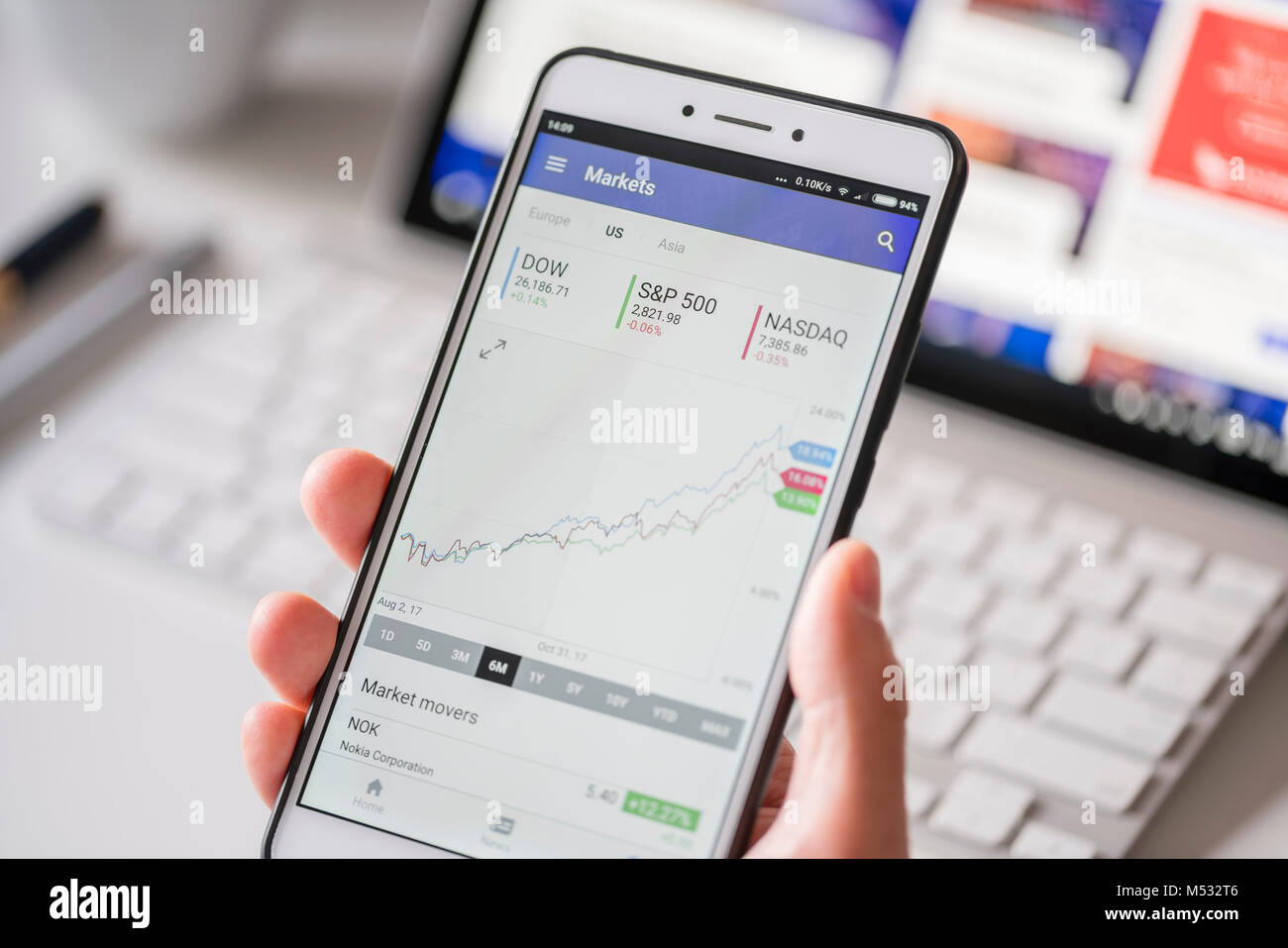 Controllo magazzino dati di mercato su uno smartphone Foto Stock