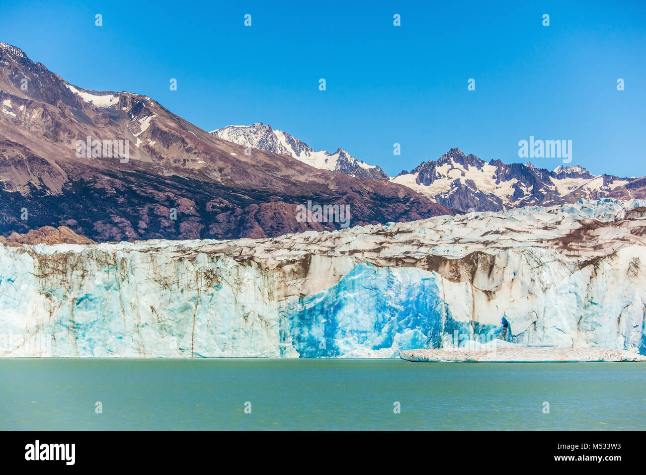 In presenza di ghiaccio di acqua-floes, spezzata da un ghiacciaio Foto Stock