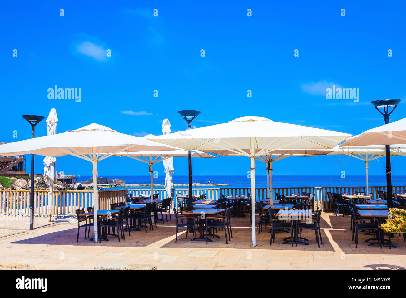 Intimo cafe sulla riva del mare caldo Foto Stock