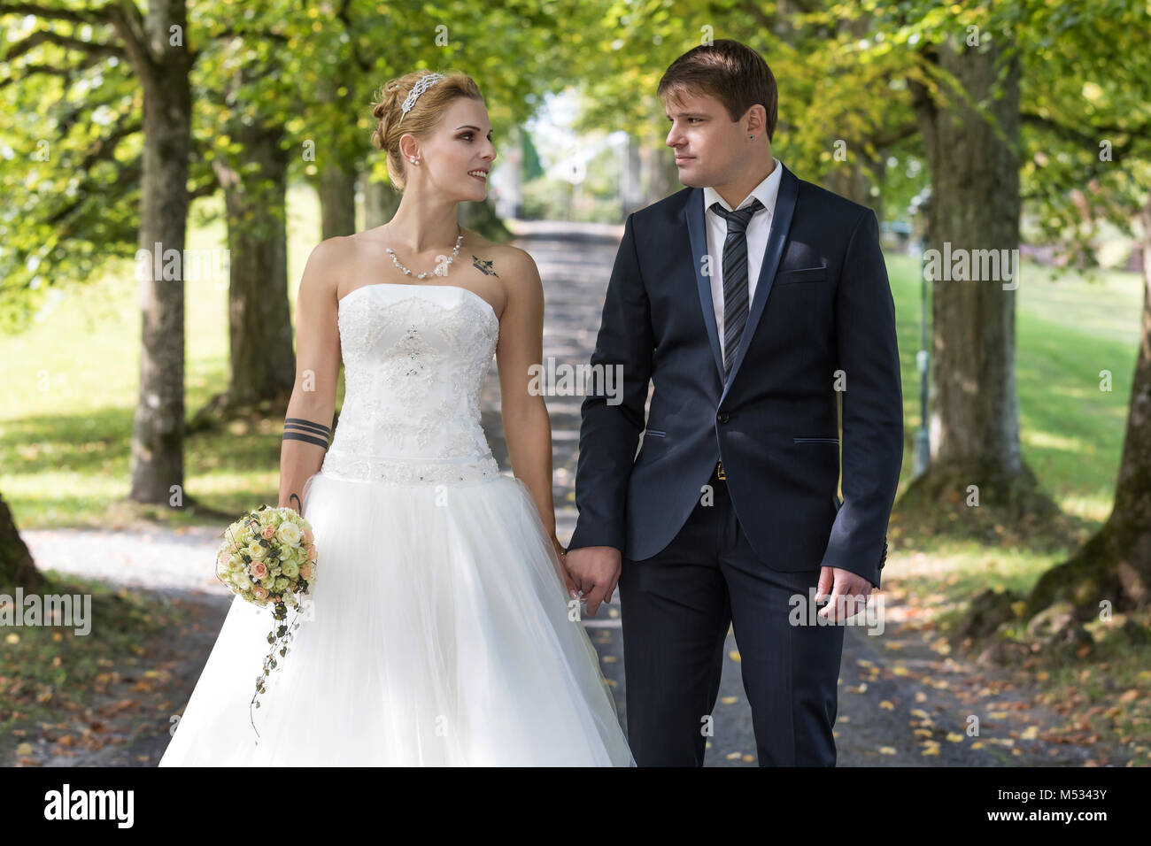 Giovane sposa e lo sposo Foto Stock