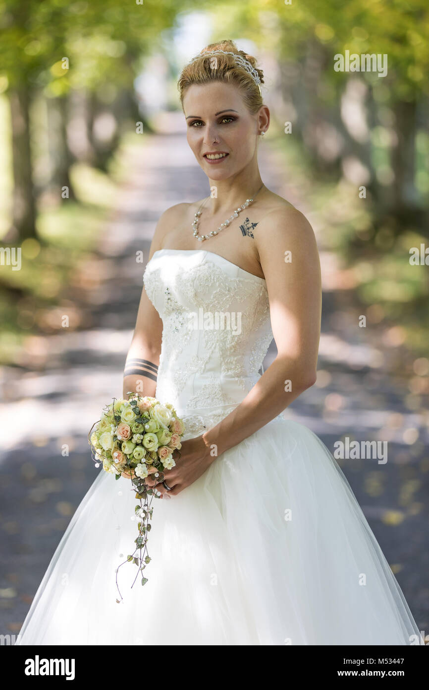 Giovane donna bionda nel bianco abito da sposa Foto Stock