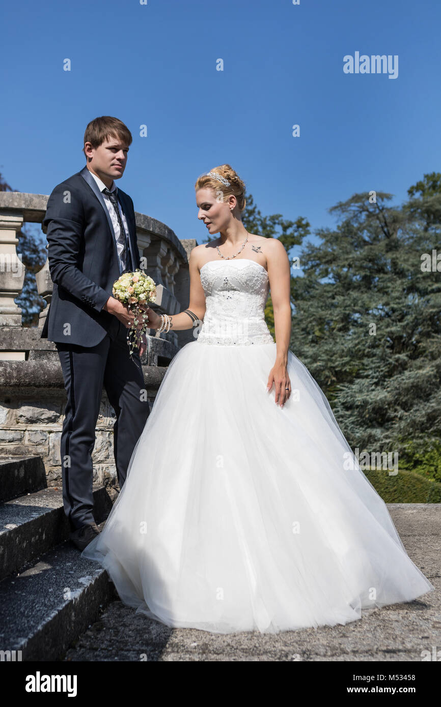 Giovane sposa e lo sposo Foto Stock
