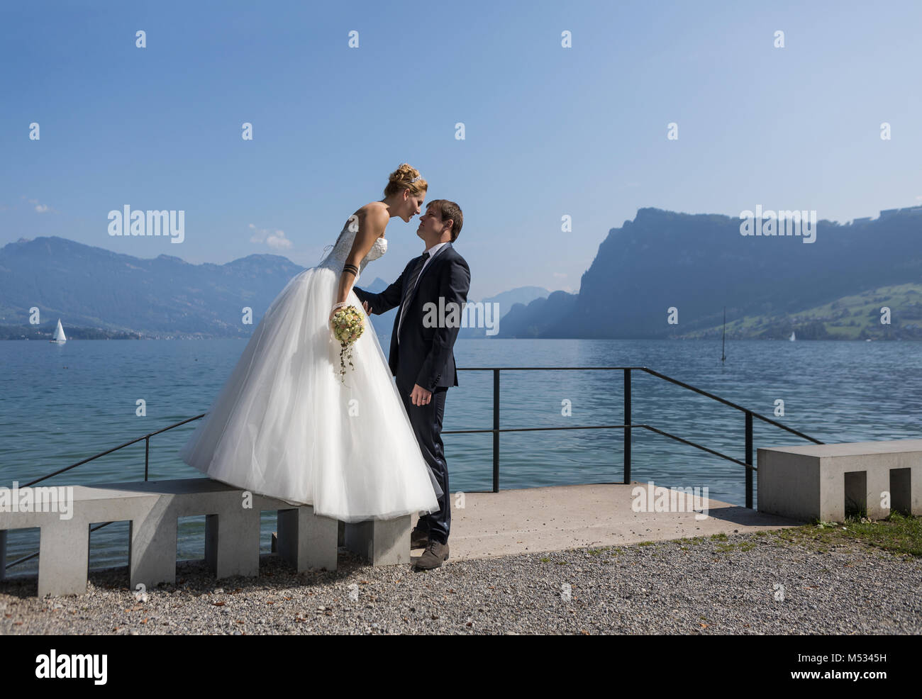 Giovane sposa e lo sposo Foto Stock