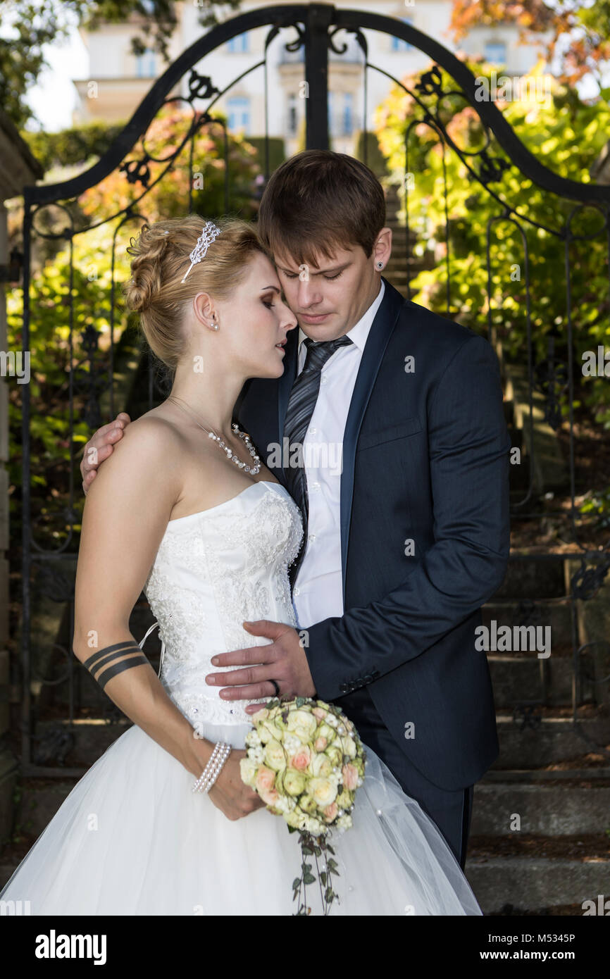 Giovane sposa e lo sposo Foto Stock