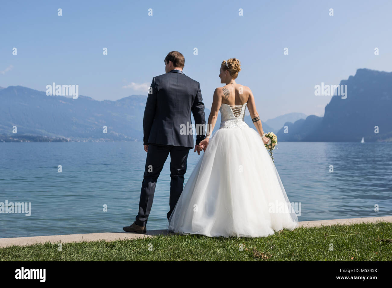 Giovane sposa e lo sposo Foto Stock