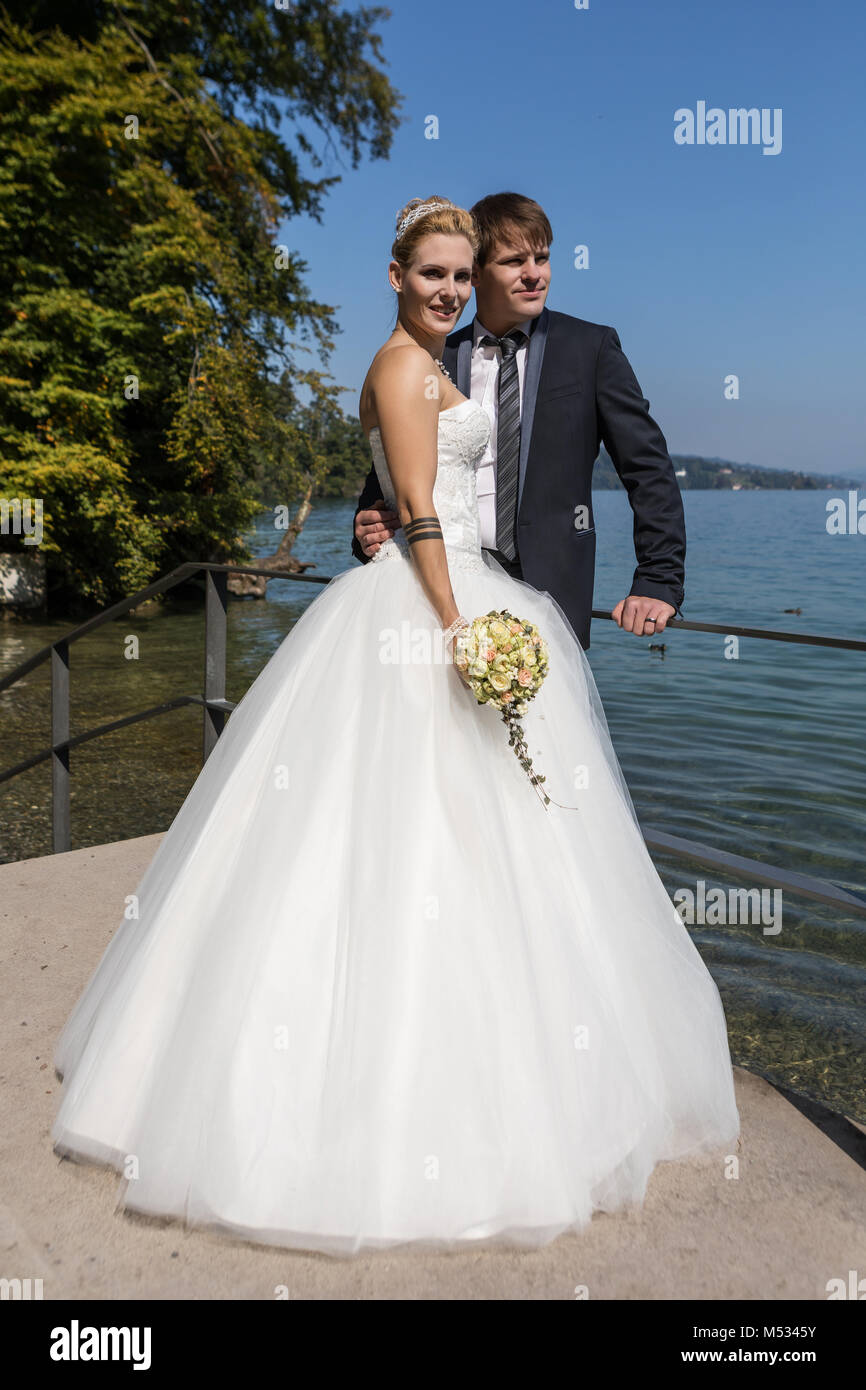 Giovane sposa e lo sposo Foto Stock