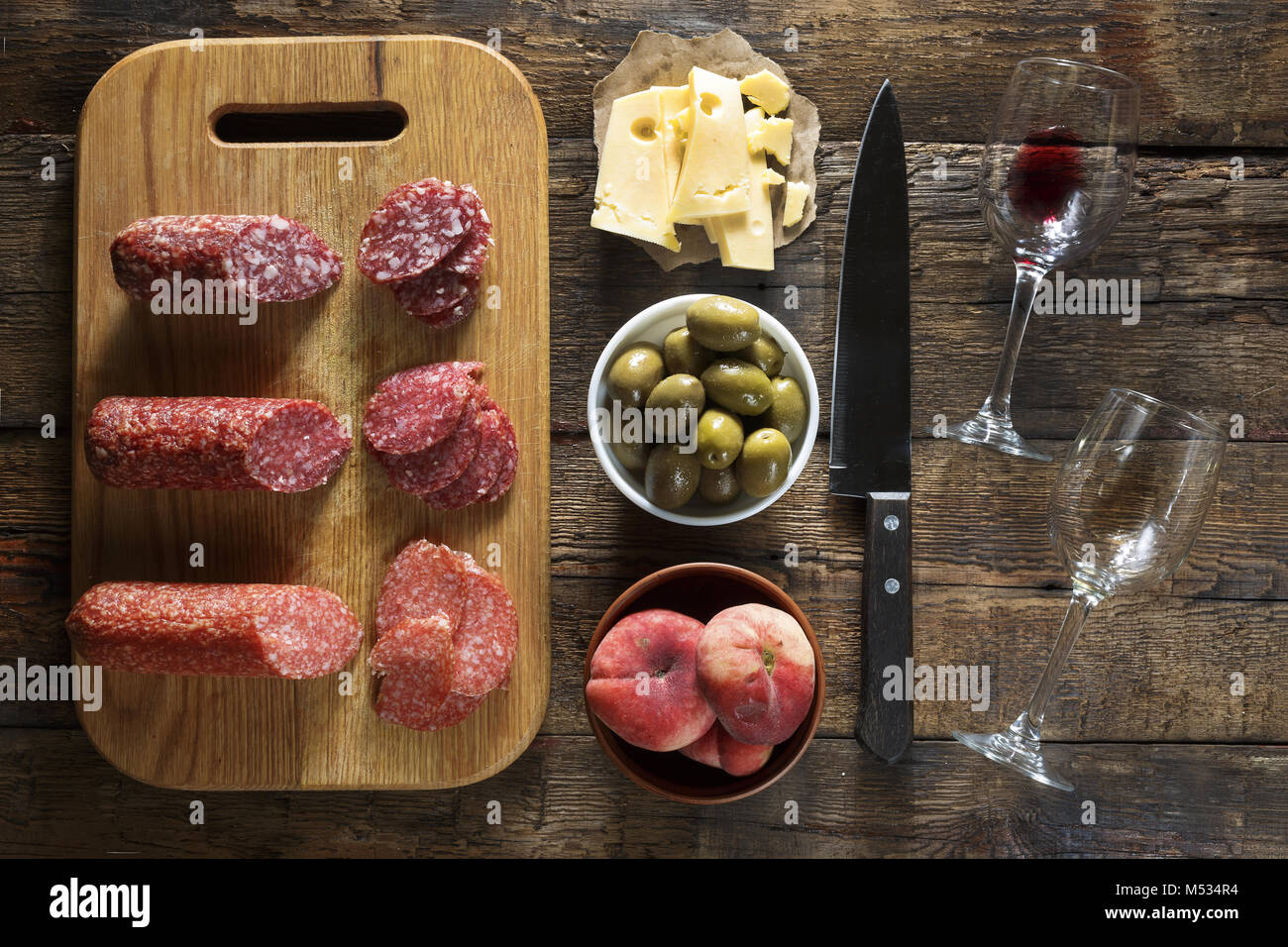 Vino e snack. Tavola italiana. Cucina francese. Tradizioni europee. Foto Stock