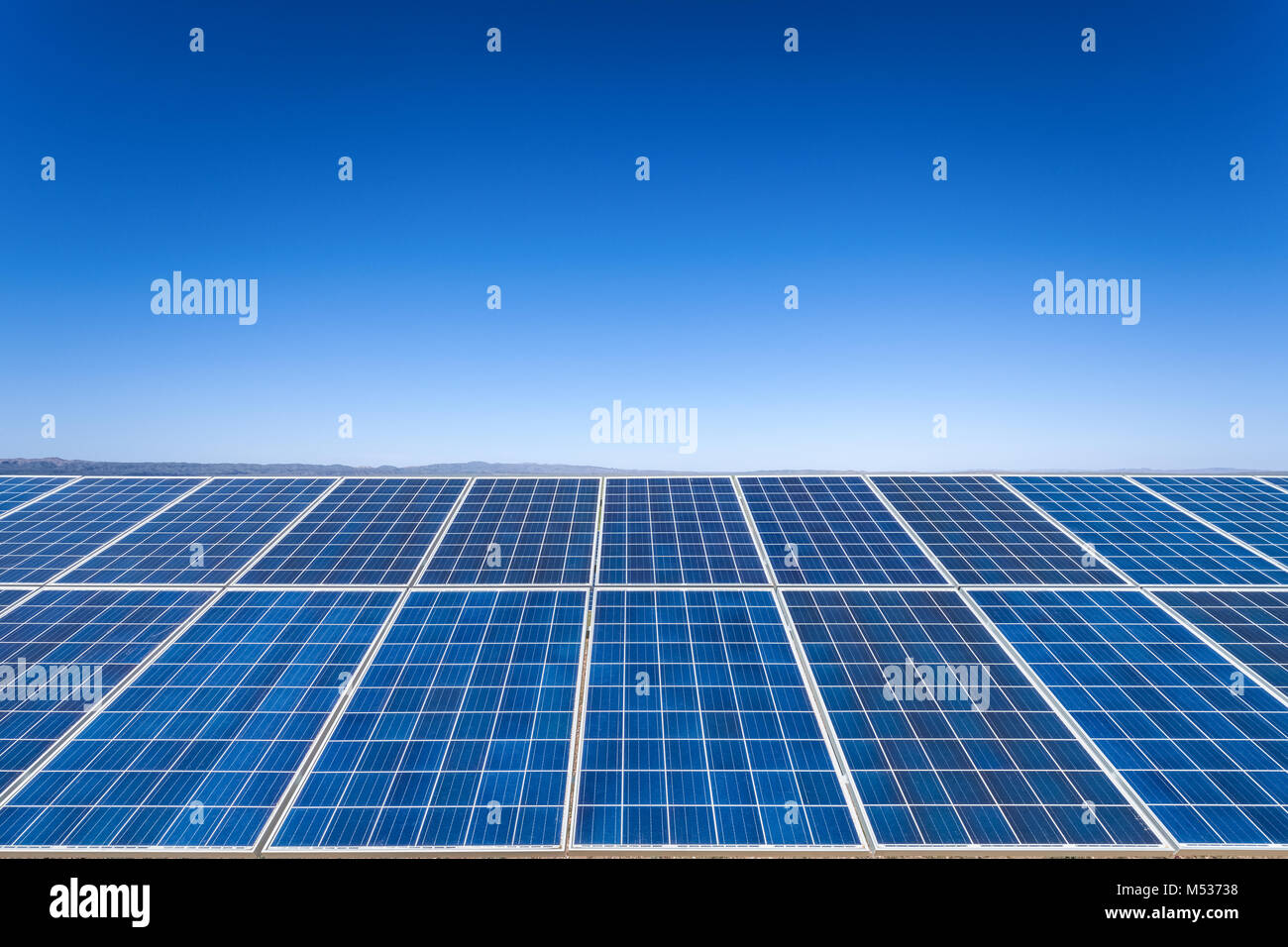 Energia solare con cielo blu Foto Stock