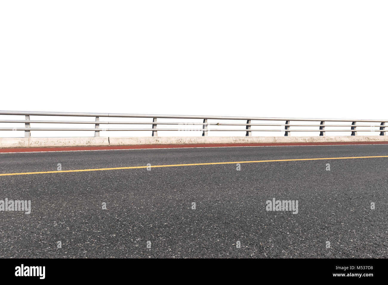 Strada con ringhiere isolato su bianco Foto Stock