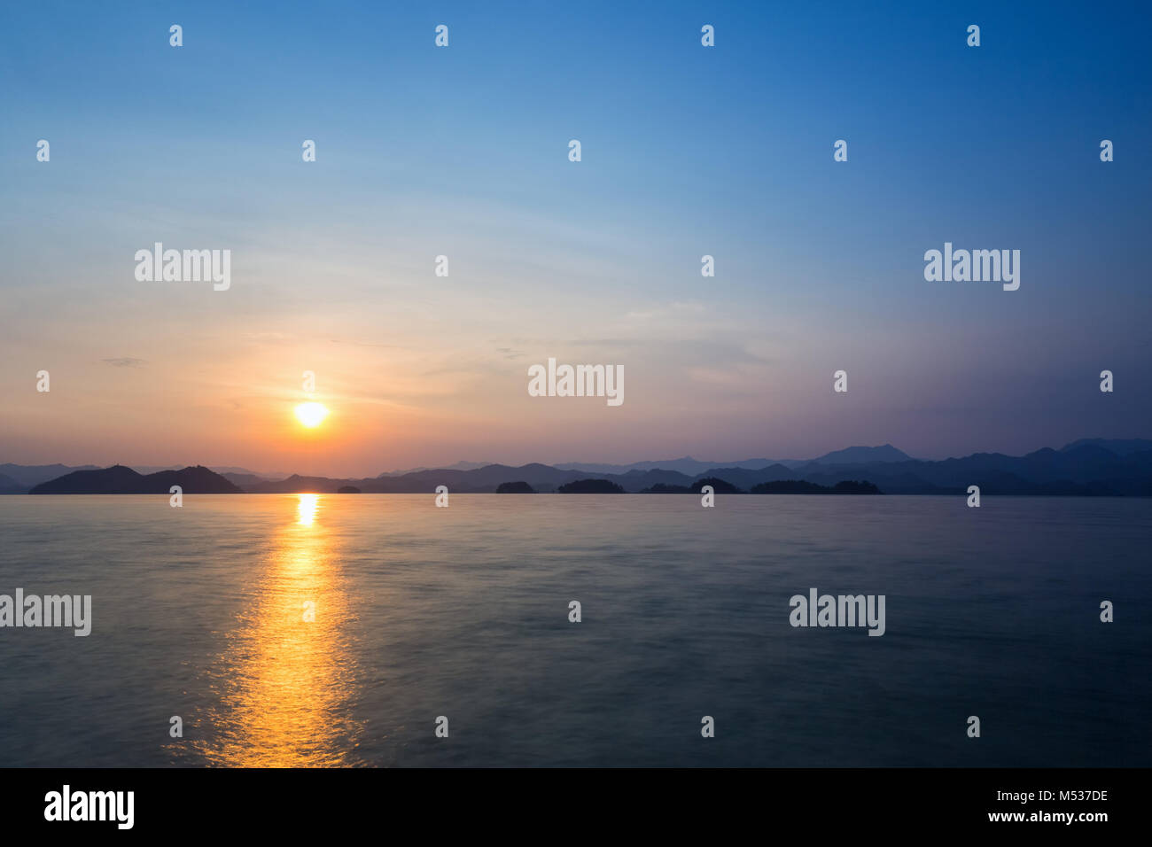 Hangzhou mille isole lago al tramonto Foto Stock