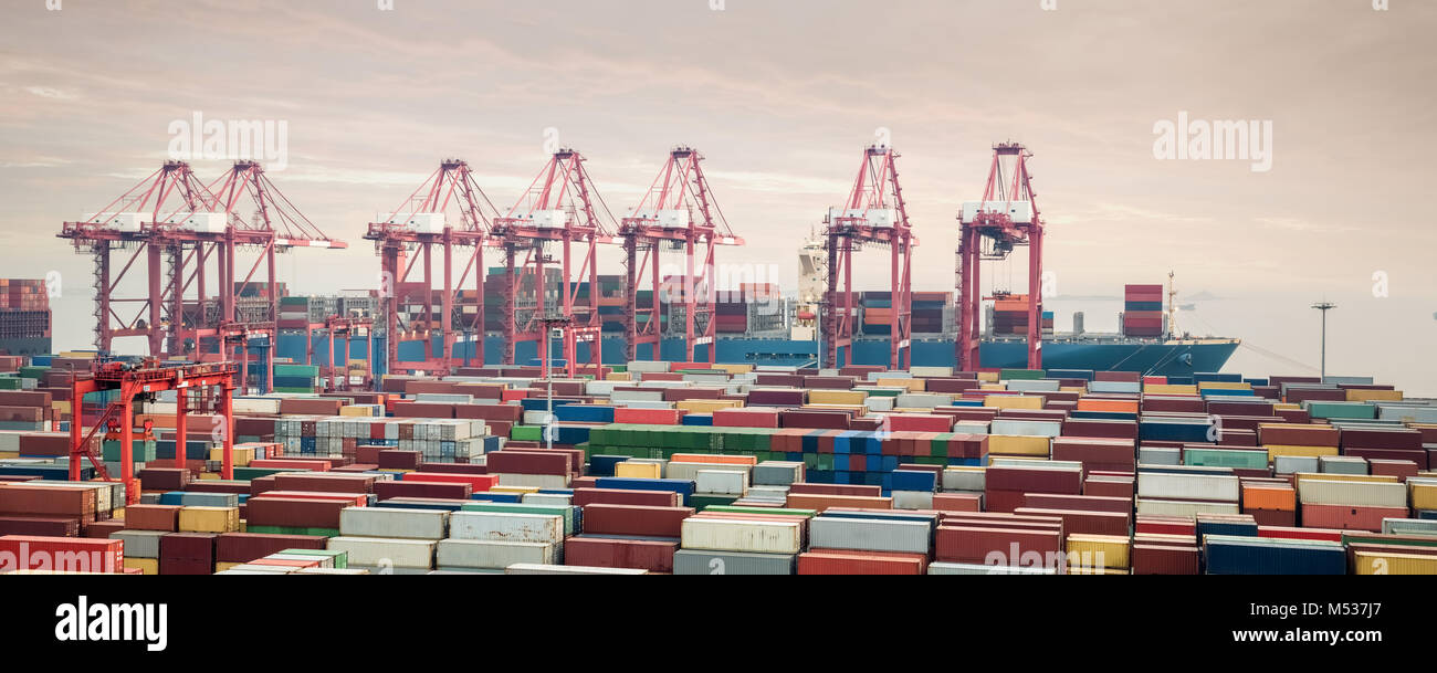 Terminale per container al crepuscolo Foto Stock