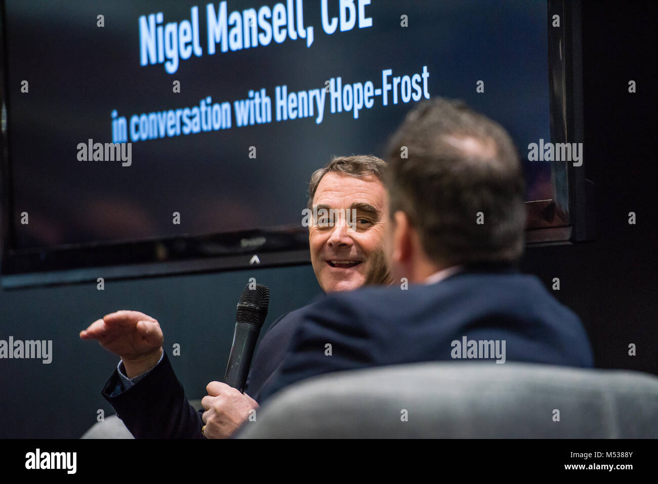 Nigel Mansell in conversazione con Henry-Hope brina sulla Supaguard Theatre, London Classic Car Show & motorismo storico Show Internazionale, ExCel Foto Stock