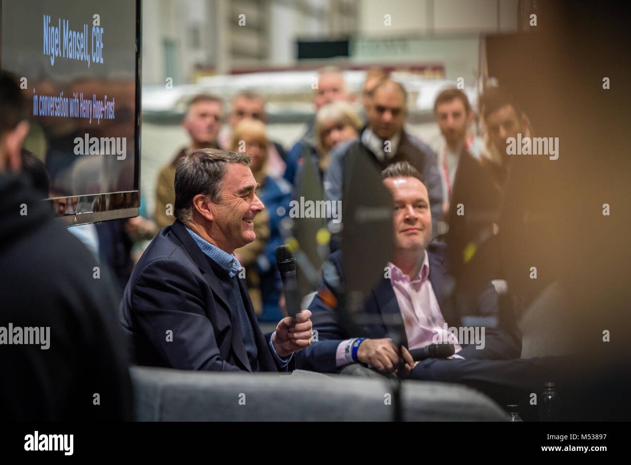 Nigel Mansell in conversazione con Henry-Hope brina sulla Supaguard Theatre, London Classic Car Show & motorismo storico Show Internazionale, ExCel Foto Stock
