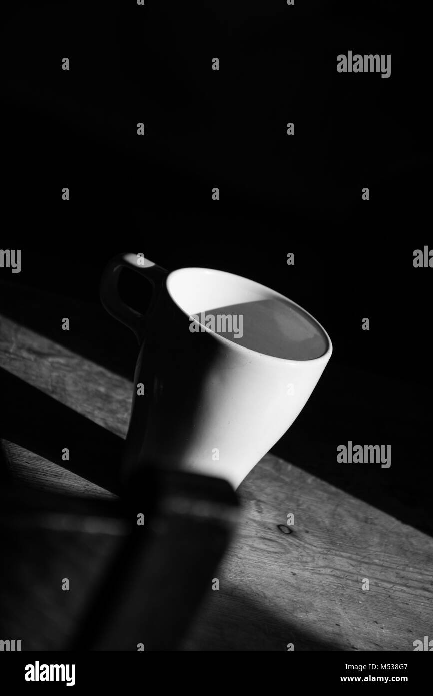 Pressione atmosferica in bianco e nero girato di un bianco tazza di caffè. Si tratta di vedere gli oggetti della vita quotidiana in una luce insolita. Foto Stock