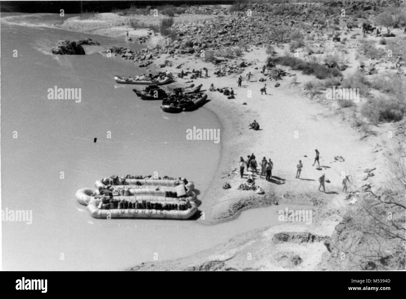 NEVILLS' 5TH COLORADO RIVER EXPEDITION scarica in campeggio a bocca di Bright Angel Creek. Approvvigionamenti freschi sono stati depositati e la parte sinistra per il Lago Mead. Fotografo J.M. EDEN. CIRCA 1947. Grand Canyon Parco Nat storica sul fiume foto. Foto Stock