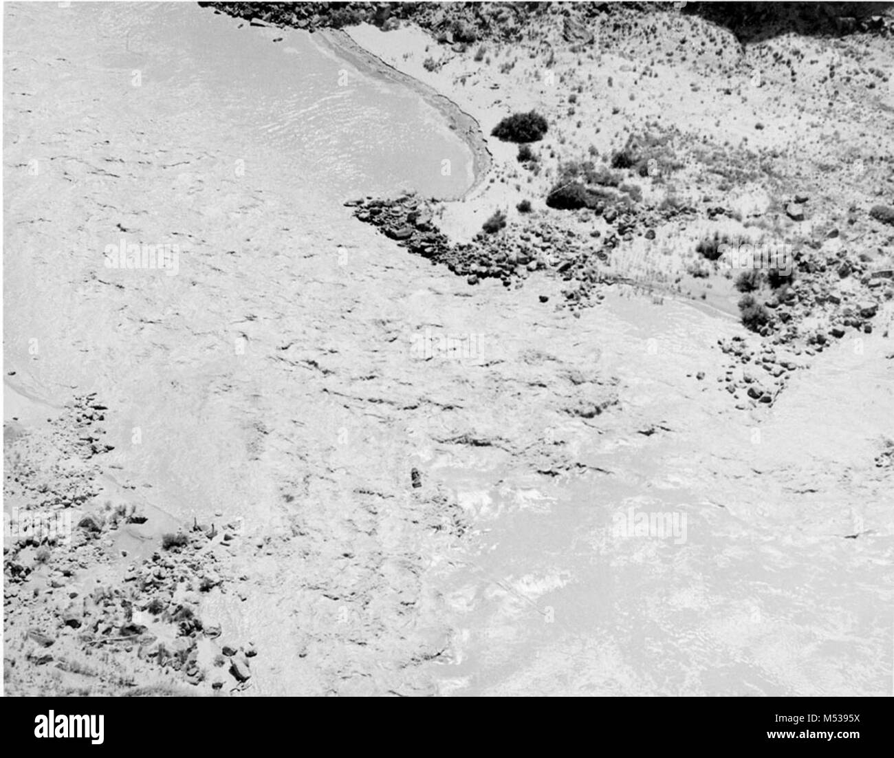 Il motoscafo, ESMERALDA II, DI ED Fiume Hudson partito, è mostrato entrando BADGER CREKK rapido, ad una breve distanza al di sotto del ponte Navajo sulla Highway 89. Questa è stata la prima imbarcazione per rendere il viaggio da Lee al traghetto per il Lago Mead. Il viaggio è stato reso giugno 12-17, 1949. Fotografo J.M. EDEN. CIRCA 1949. Grand Canyon Parco Nat storica sul fiume foto. Foto Stock