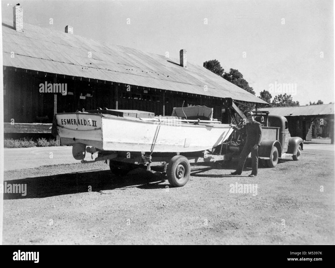 "ESMERALDA II " primo motoscafo PER ATTRAVERSARE IL GRAND CANYON È MOSTRATO AL GRAND CANYON VILLAGE seguendo la sua donazione al parco DAL PROPRIETARIO ED Hudson di Paso Robles California. Assistente amministrativo JAMES EDEN mostrato. Fotografo L.A. GARRISON. CIRCA 1950 Grand Canyon Parco Nat storica sul fiume foto. Foto Stock