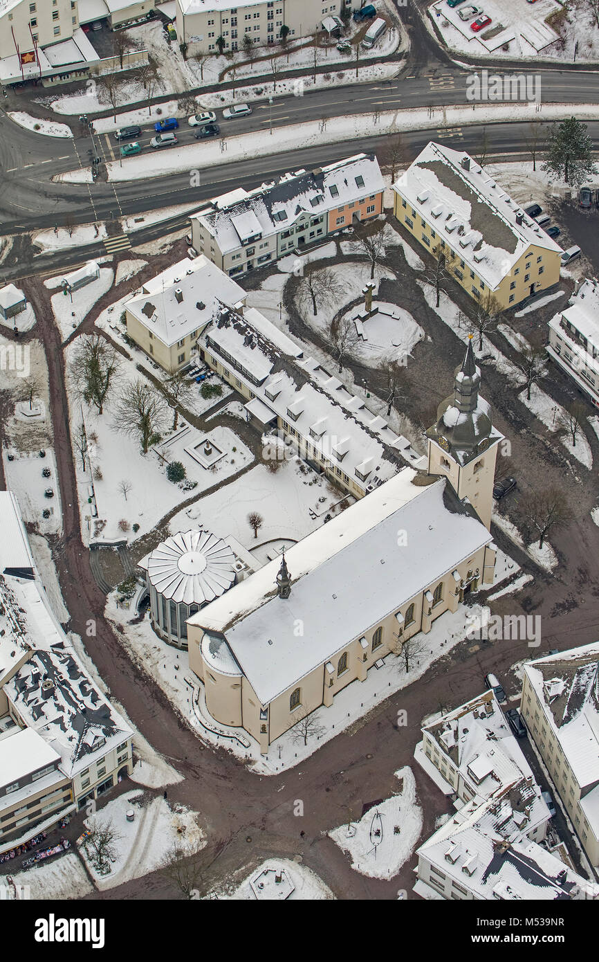 Vista aerea, S. Walburga Chiesa, in inverno e neve, centro Meschede, Meschede, Sauerland, Renania settentrionale-Vestfalia, Germania, Europa, Meschede, Sauerla Foto Stock