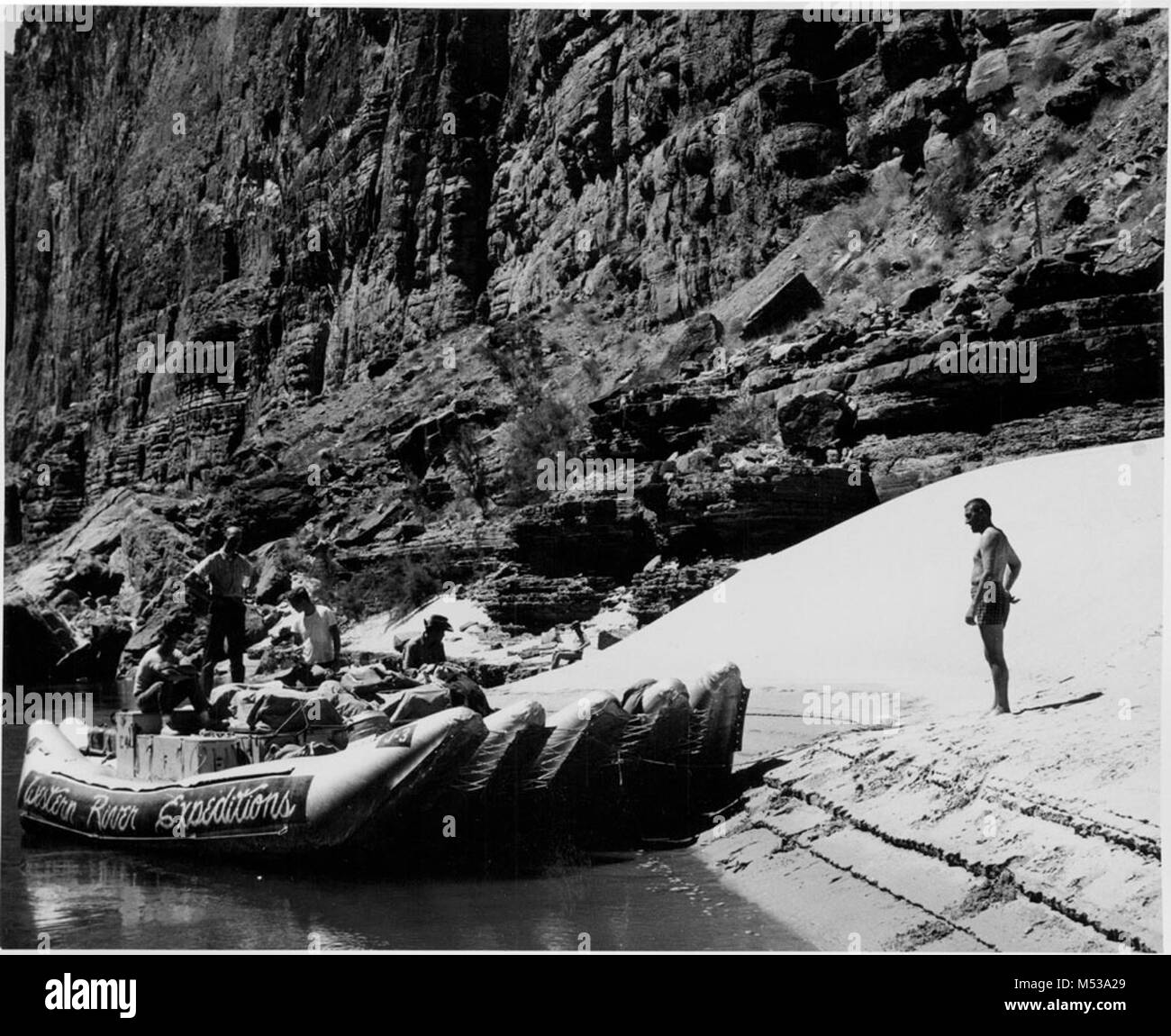Proposta di Marble Canyon DAMSITE (scala può essere visto sulla parete del canyon dietro barca) SEGRETARIO DEGLI INTERNI STEWART UDALL sulla spiaggia. In barca: JACK CURREY, George von der Lippe, JACK METZGER, TOM UDALL. Foto scattata sul Fiume Colorado nel GRAND CANYON DA DAVE BEAL, Giugno 22, 1967 Grand Canyon Parco Nat storica sul fiume foto. Foto Stock