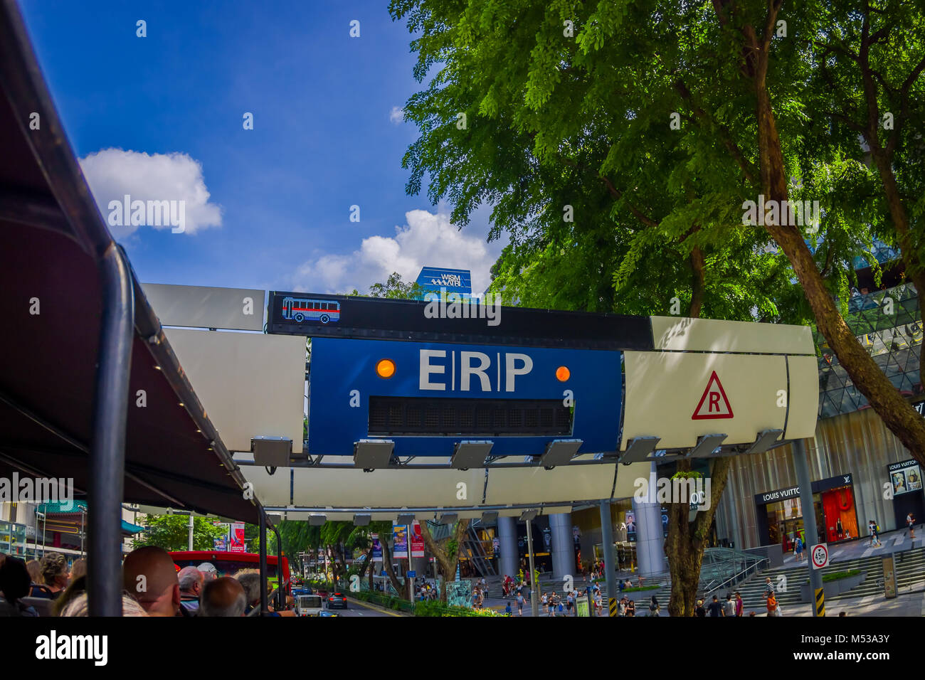 SINGAPORE, Singapore - 01 febbraio 2018: Automobili passa attraverso il sistema ERP su strada al centro di Orchard a Singapore Foto Stock