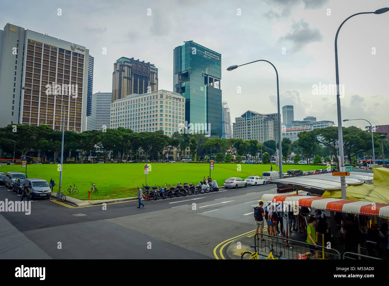 SINGAPORE, Singapore - 01 febbraio 2018: Outdoor View non identificato di persone che camminano per le strade con alcuni edifici dietro nel quartiere centrale di Singapore Foto Stock