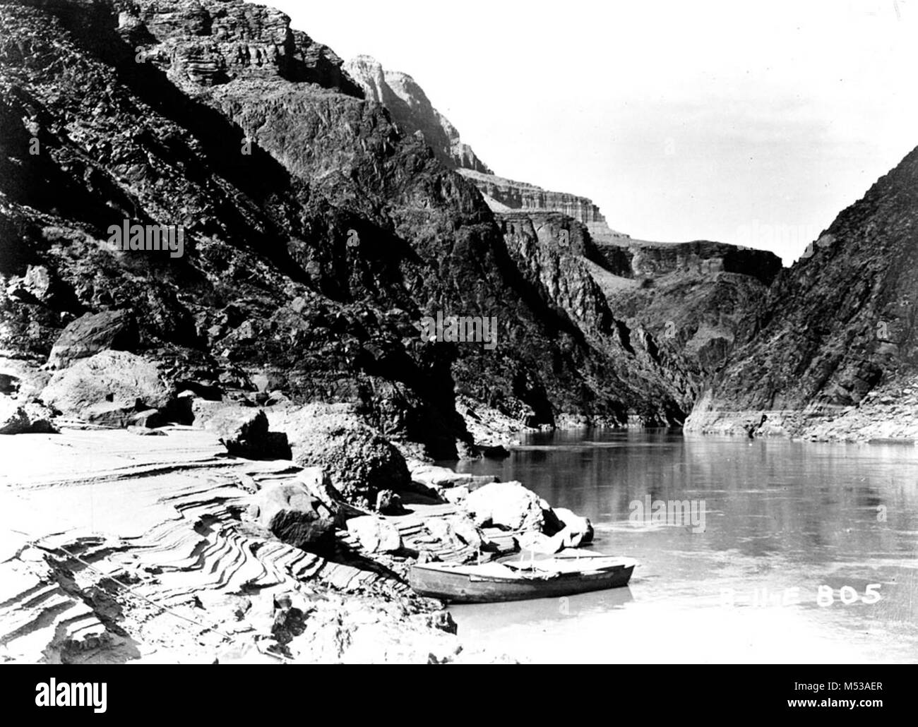 Spedizione di pietra- barca su una spiaggia di sabbie in Granite Gorge. . Novembre 1909. . Grand Canyon Parco Nat storica sul fiume foto. Foto Stock